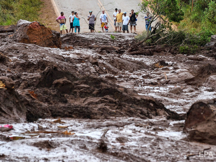 После прорыва плотины в Бразилии спасатели до сих пор не нашли 250 человек