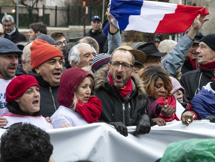 В Париже на марш против "желтых жилетов" вышло более 10 тыс. участников движения "Красные платки"