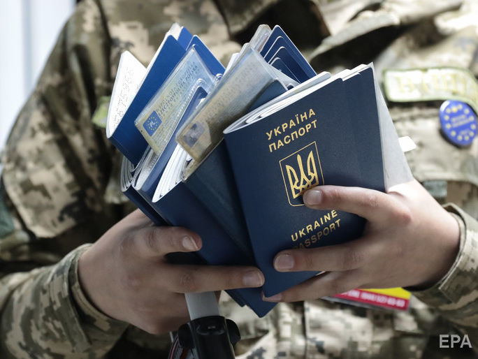 Самой актуальной угрозой для страны украинцы считают массовую эмиграцию – опрос
