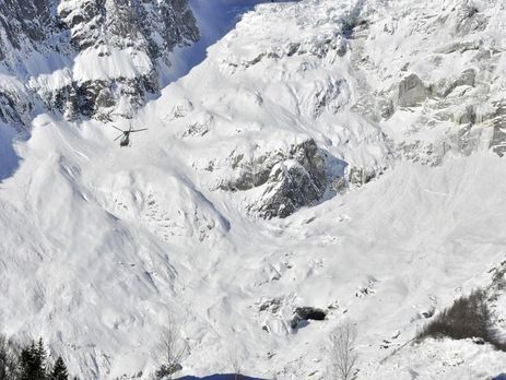 В выходные по меньшей мере 10 лыжников погибли из-за схода лавин в Альпах