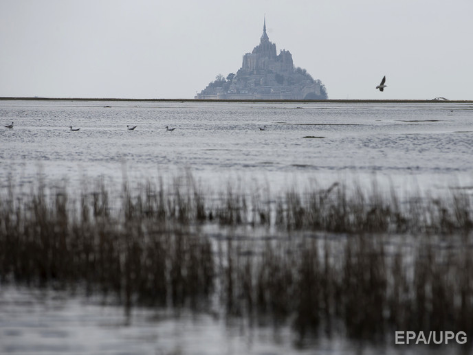 Город Мон-Сен-Мишель на атлантическом побережье Франции в результате прилива оказался полностью отрезанным от материка. Фоторепортаж
