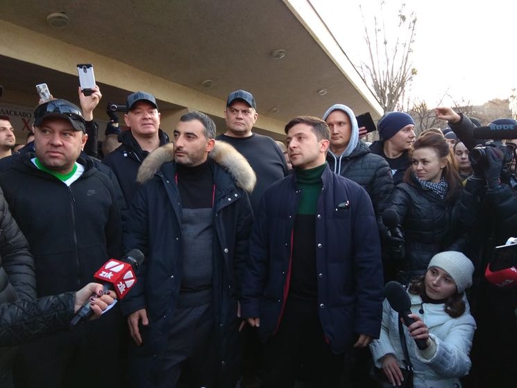 "Нам не смешно". "Правый сектор" и ветераны АТО проводят акцию протеста у Львовского цирка, где намерен выступить "Квартал 95"