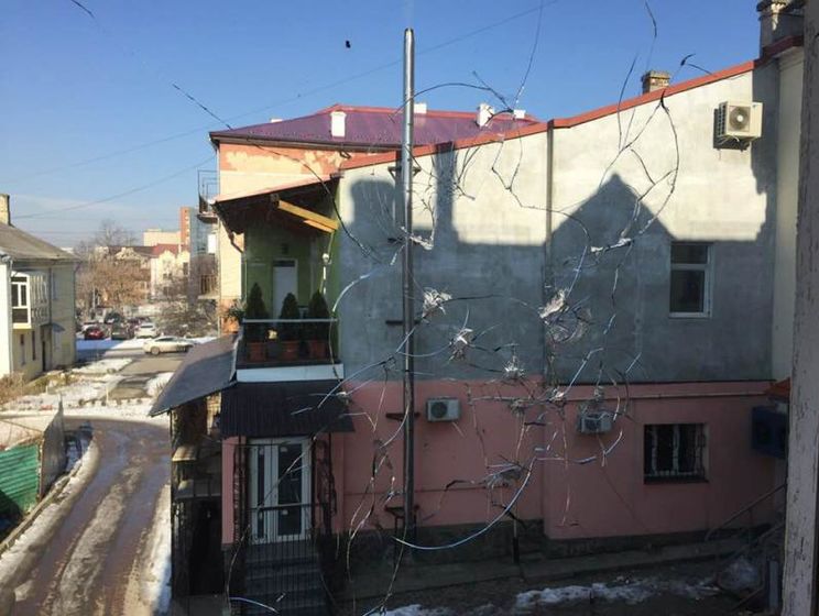 В Калуше обстреляли окна радиостанции, в полиции сообщили о задержании злоумышленника