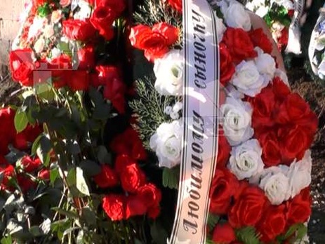 Согласно данным телеканала, вокруг могилы Януковича-младшего друзья и родные возложили ровно 13 венков