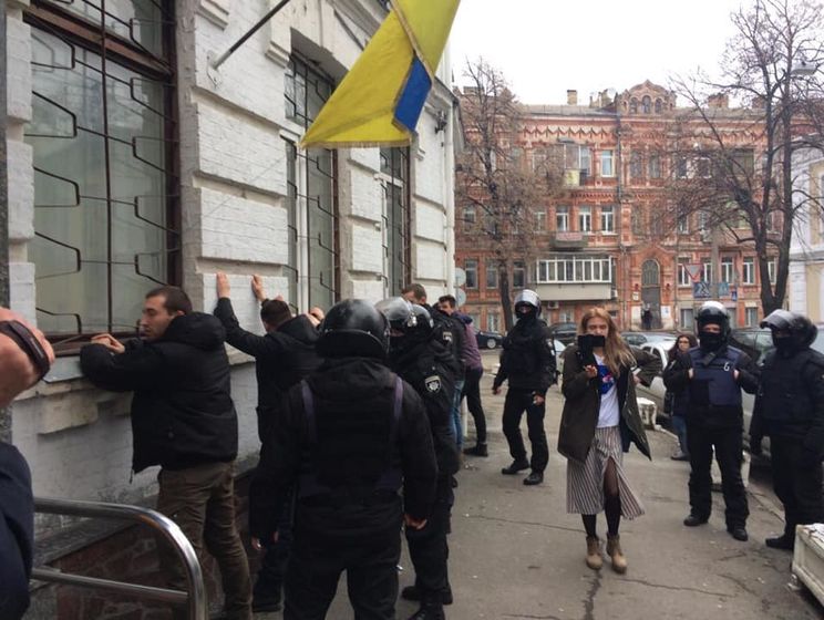 У поліції Києва заявили, що затримали приблизно 40 осіб "при спробі штурму управління"