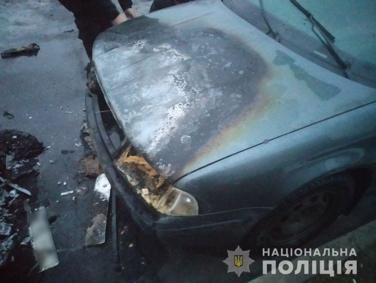 У поліції заявили, що у Полтаві за ніч підпалили шість автомобілів