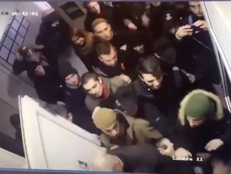 Антон Геращенко показал "штурм райотдела" протестующими. Видео