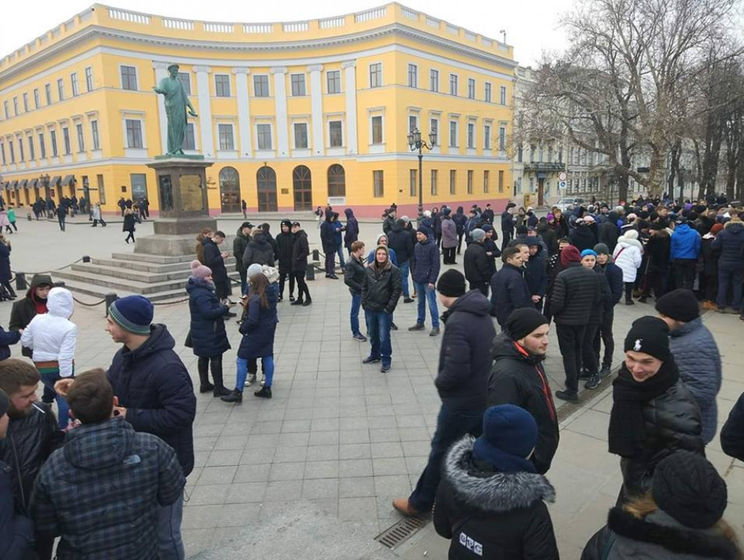 "1000 грн плюс 70 за каждого приведенного". В Одессе сотни людей пришли на митинг в поддержку вымышленного кандидата в президенты
