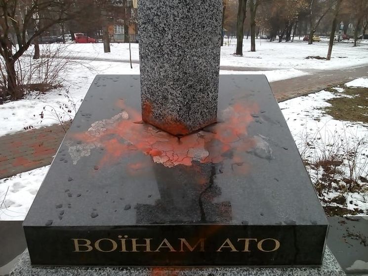 Вандалы разрисовали памятник воинам АТО на Борщаговке в Киеве
