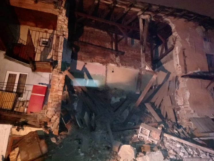 Во Львове обрушилась часть трехэтажного жилого дома, пострадавших нет