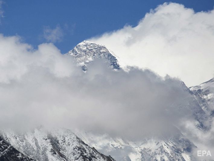 Китайська влада закрила через сміття доступ туристам до базового табору Евересту