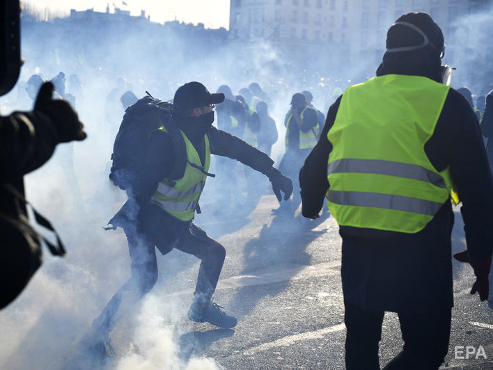 В Париже полиция задержала 29 участников движения "желтых жилетов"