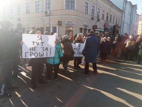 Политолог Романенко: В Киеве собрали тысячу человек на акцию против проплаченных митингов. Обещали по 130–150 грн