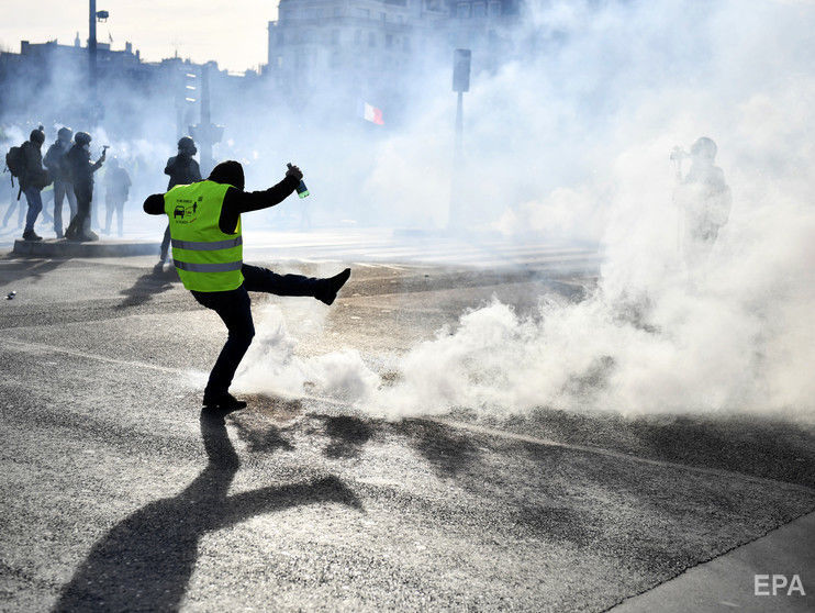 Во Франции расследуют 140 дел по подозрению полиции в насилии во время протестов "желтых жилетов" – МВД