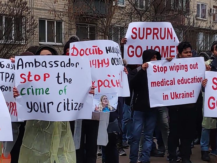 Под посольством США митингующие требуют отставки Супрун