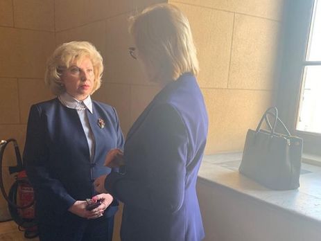 Денисова смогла поговорить с Москальковой, остановив ту в коридоре парламента Греции