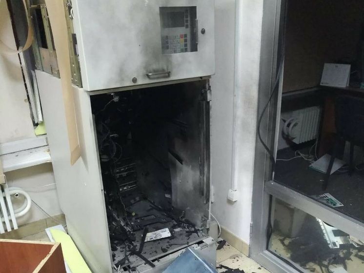 Ночью в Харькове неизвестные в течение 10 минут взорвали и ограбили два банкомата