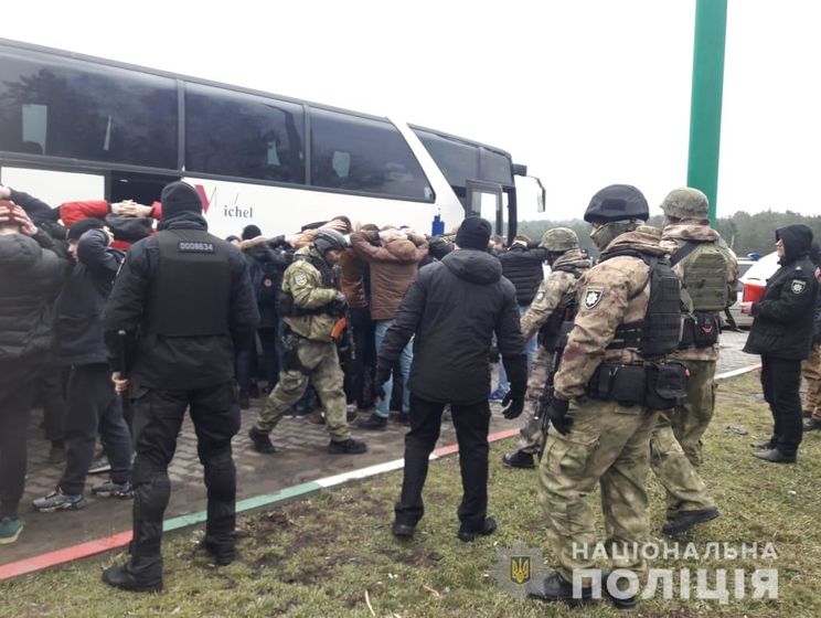 На въезде в Одессу задержали два автобуса с вооруженными людьми