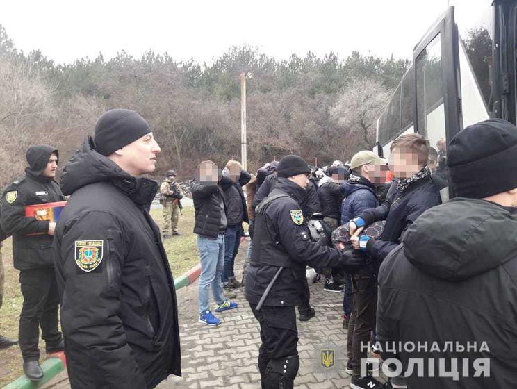 Затримання автобусів під Одесою. Поліція повідомила, що чоловікам обіцяли по 800 грн за перекриття траси