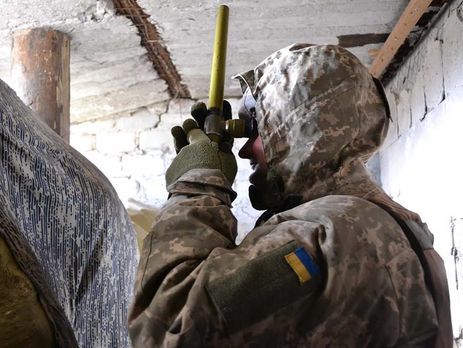 Доба на Донбасі. Одного українського військового поранено, три обстріли із забороненого озброєння