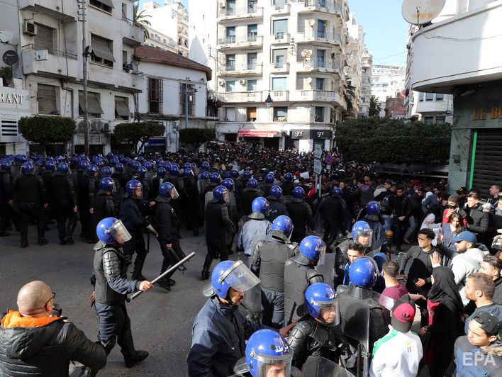 Беспорядки в Алжире. Один человек скончался, 183 ранены в ходе антиправительственных митингов
