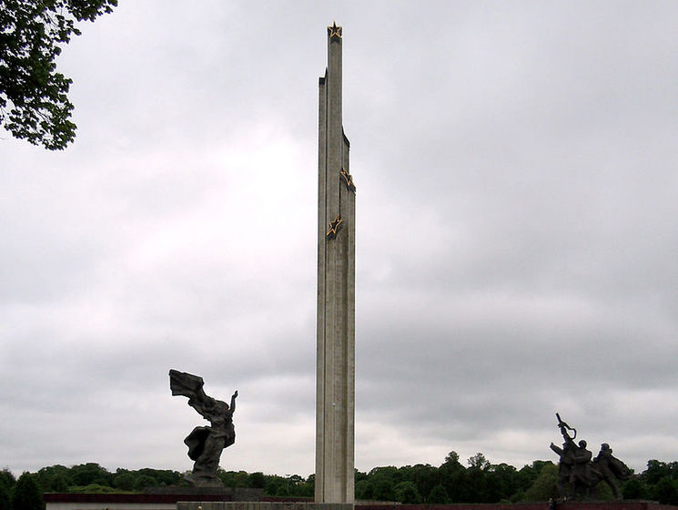 Ініціатива про демонтаж пам'ятника Перемоги в Ризі набрала 10 тис. підписів, і її передадуть до парламенту Латвії