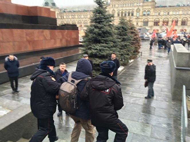 В Москве полиция задержала активистов, швырнувших гвоздики в памятник у могилы Сталина