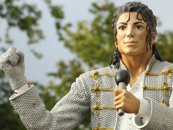 В Великобритании демонтировали статую Джексона
