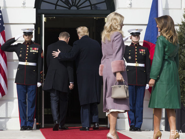 Трамп во время встречи с премьером Чехии оставил жену на пороге Белого дома. Видео