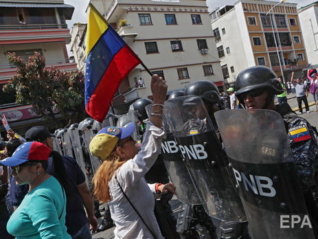 В столице Венесуэлы полиция применила газ против участников антиправительственной манифестации