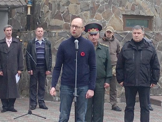 В День памяти и примирения Яценюк подарил участникам АТО и их родственникам восемь квартир