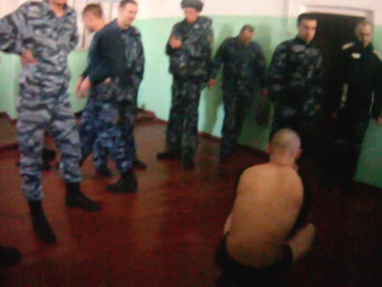 "Новая газета" опубликовала новое видео унижений заключенных в Ярославле