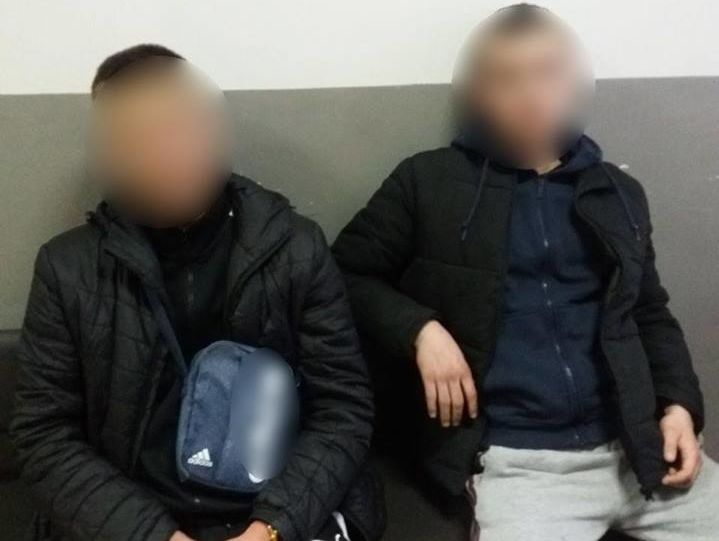 У Луцьку затримано п'ятьох осіб, які начепили фалоімітатор на патрульний автомобіль