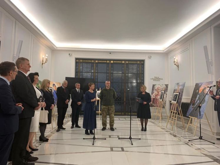 У Сеймі Польщі відкрили виставку, присвячену українському добровольцеві Аміні Окуєвій