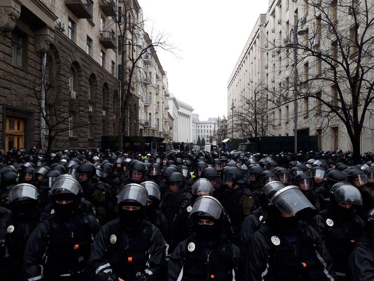 Учасники протесту в Києві кидали плюшевих свиней у правоохоронців, які охороняють Адміністрацію Президента
