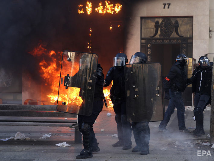 Во время протестов "желтых жилетов" в Париже подожгли здание банка, пострадало 11 человек