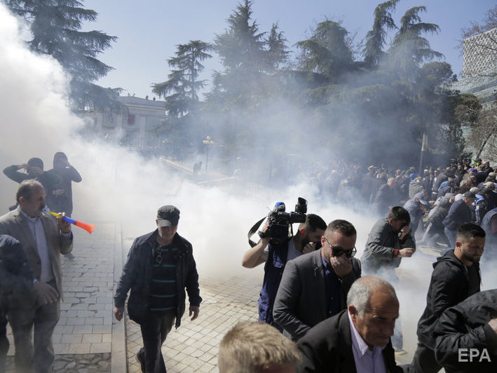 В Албании полиция применила слезоточивый газ к демонстрантам