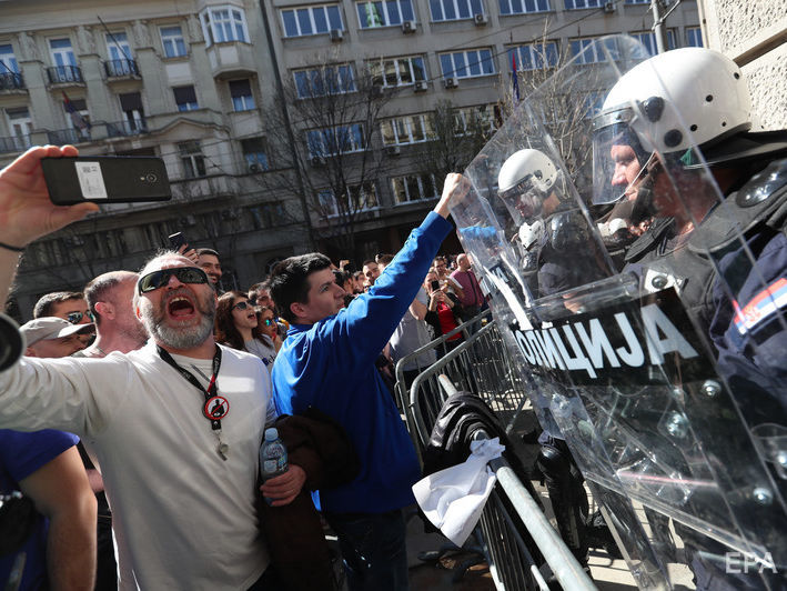 "Он закончил!" Демонстранты окружили резиденцию президента Сербии, требуя его отставки