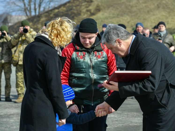 Порошенко присвоил звание "Герой Украины" старшему сержанту Коноплеву посмертно и подполковнику Виннику
