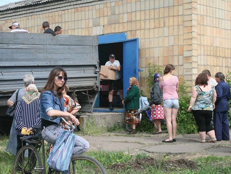 В село Орловка Донецкой области, находящееся возле линии разграничения, доставили украинский гуманитарный груз. Фоторепортаж