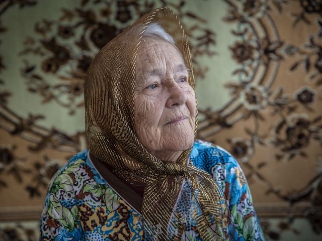 "Когда начинают стрелять, мы обнимаемся". Истории пожилых жителей Донбасса