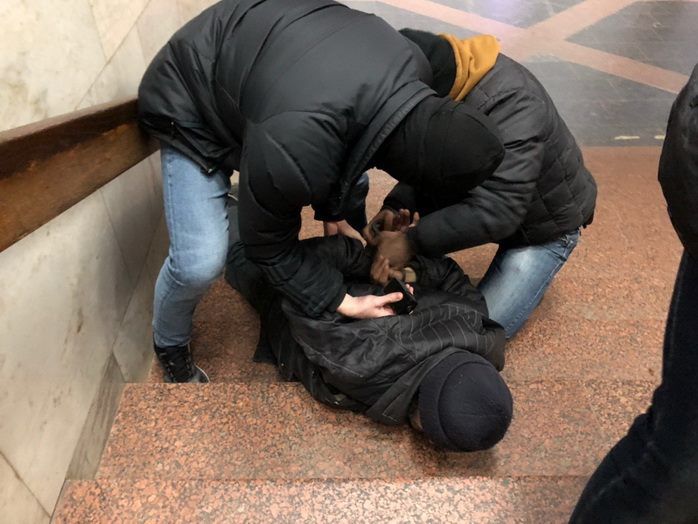СБУ показала затримання в метро Харкова підозрюваного в тероризмі й знищення його вибухового пристрою. Відео