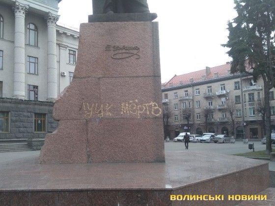 В Луцке повредили памятник Шевченко