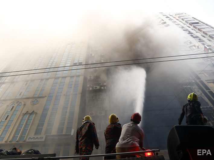 В столице Бангладеш Дакке горит офисный центр, люди гибли, выпрыгивая из окон