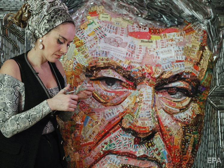 "Лицо коррупции". В Киеве художники создали портрет Порошенко из оберток конфет Roshen и снарядов
