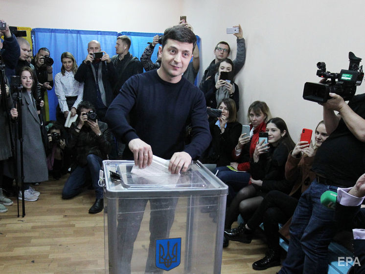 На избирательном участке Зеленского просили показать бюллетень. Он отказался