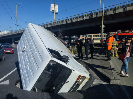 В Киеве сквозь асфальт на дороге провалился фургон