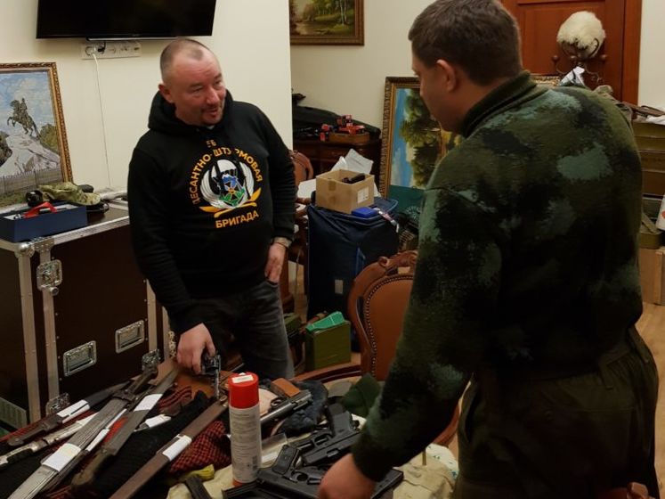 "Все, кто нам помогал, в безопасности". "Миротворец" опубликовал "домашние" фото Захарченко с пропагандистом Шейниным