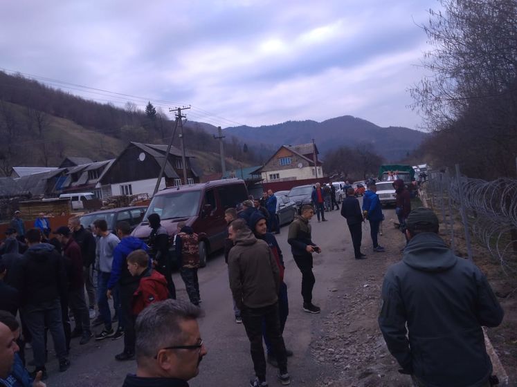 Прикордонники почали будувати огорожу на кордоні з Румунією. Жителі Закарпаття на знак протесту перекрили дорогу