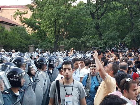 В Армении участники акции протеста отказались от встречи с президентом страны 